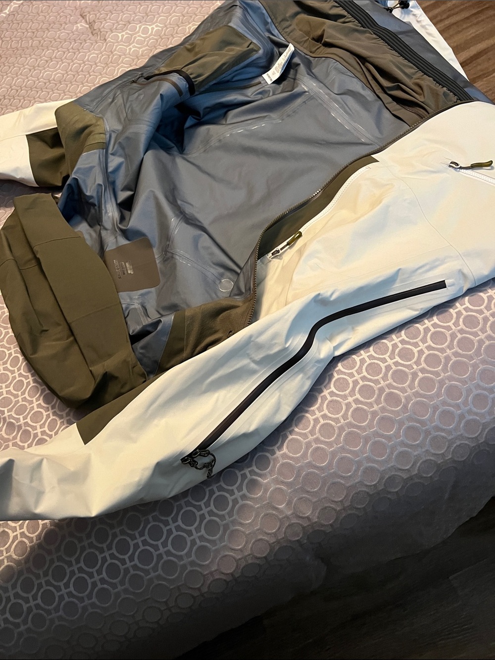 Salomon Women’s Hooded Ski Jacket in Light Gray & Olive - Picture 9 of 12